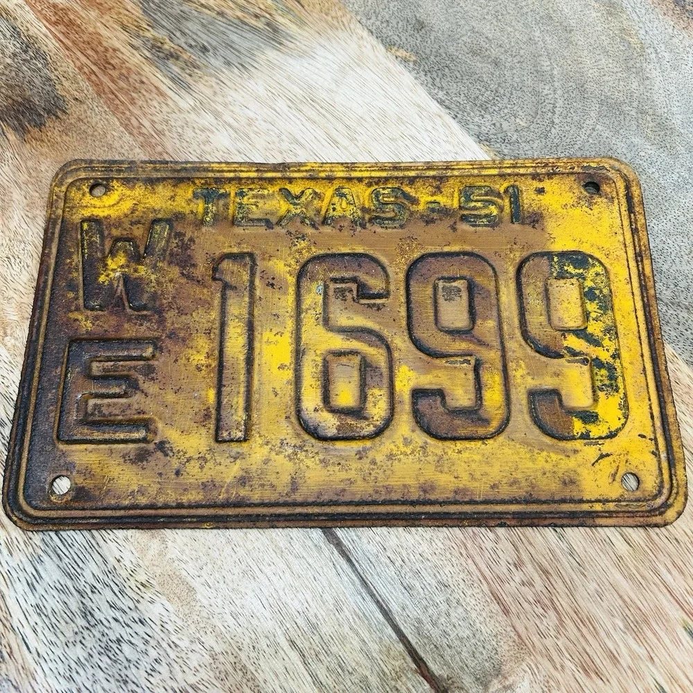 VINTAGE 1951 TEXAS Automobile Car LICENSE PLATE WE 1699 Passenger Antique